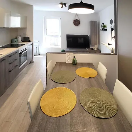 Apartment 1 Bedroom In Pula