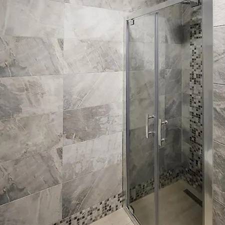 1 Bedroom In Apartment *